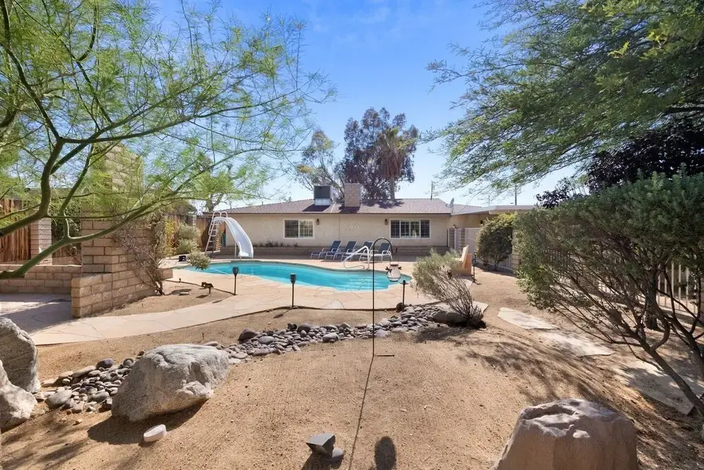 Roadrunner Inn - Pool, Hot Tub, Bbq And Fire Pit! 2 Bedroom Home by RedAwning