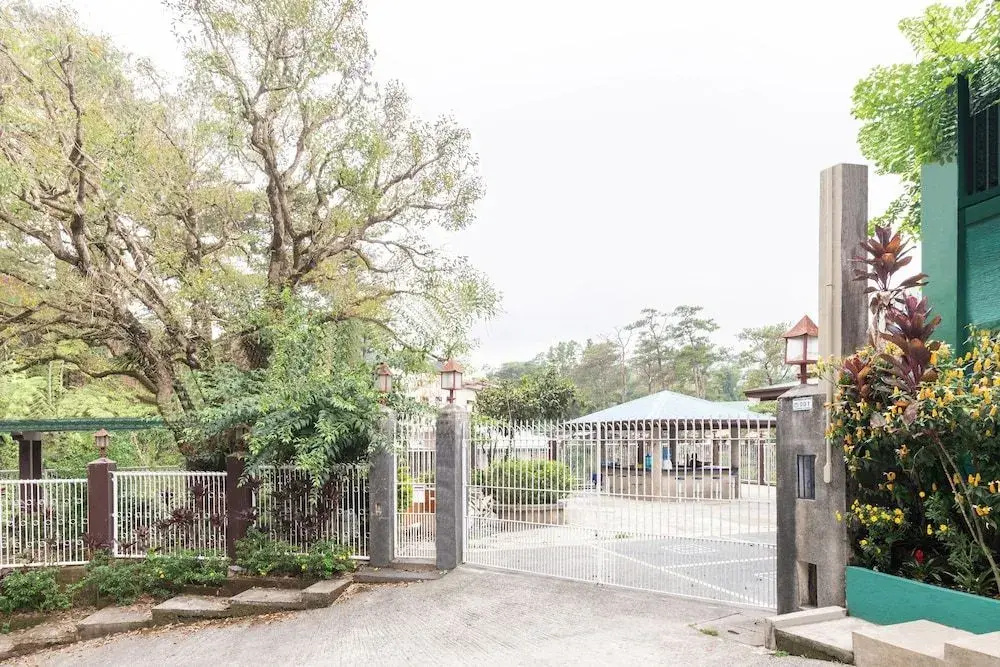 OYO 122 The Peak Pines Pension