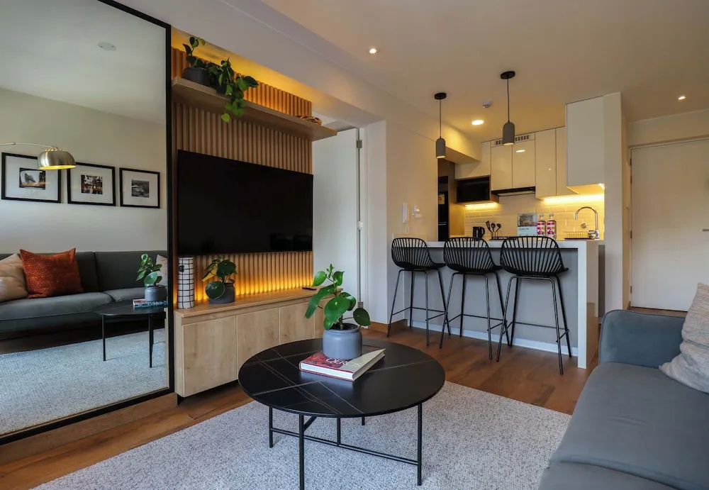 w Stylish 2BR Retreat w Balcony in Miraflores