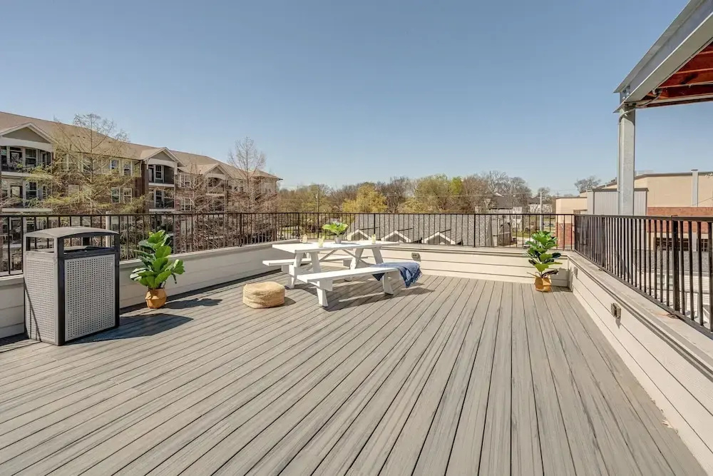 Modest Melrose - 5 Mins to Broadway - Rooftop Deck
