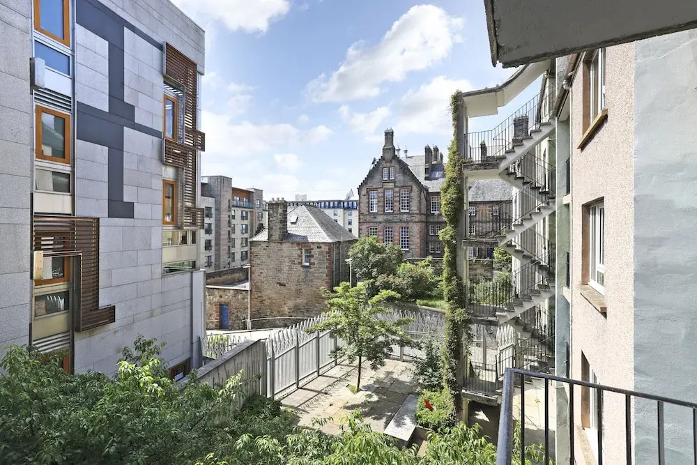 JOIVY Contemporary Royal Mile Apartment W/Balcony