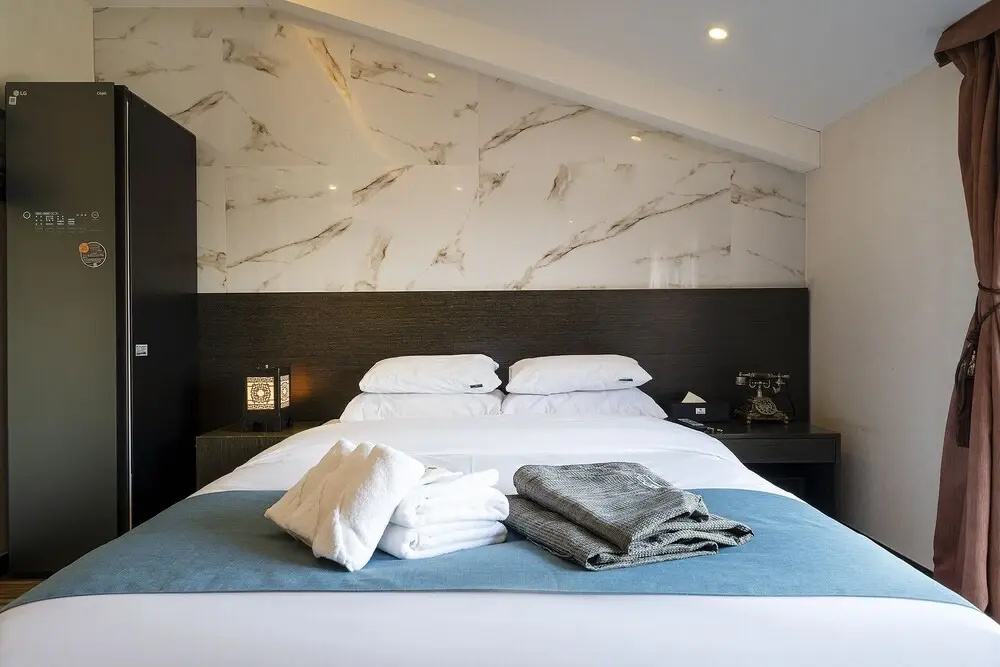 Double Suite with city view (full double bed)
