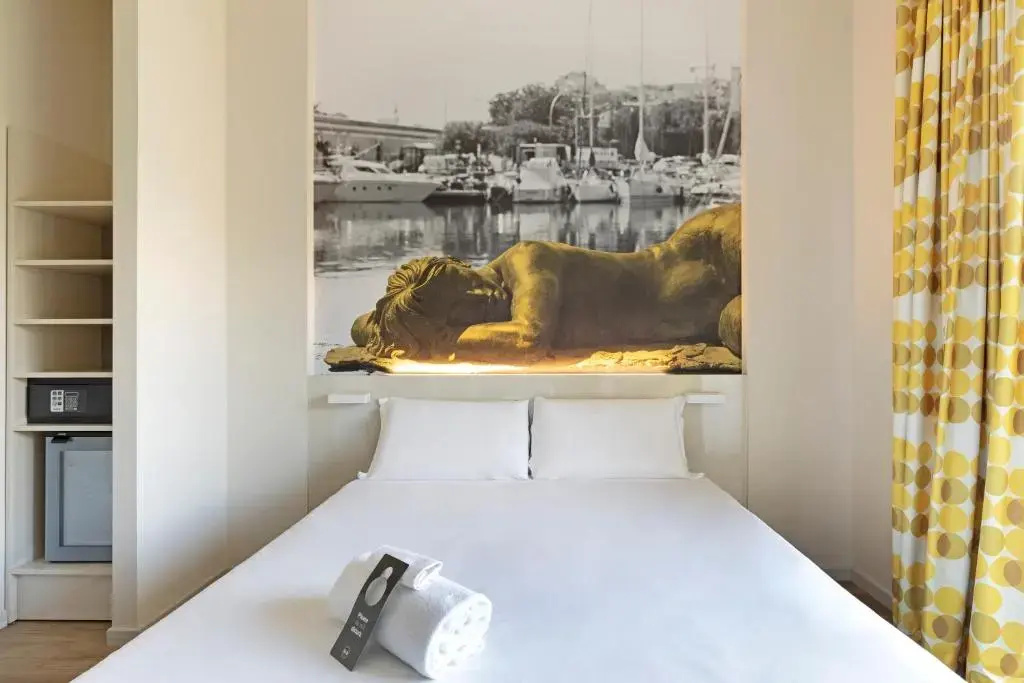 Double room (full double bed)