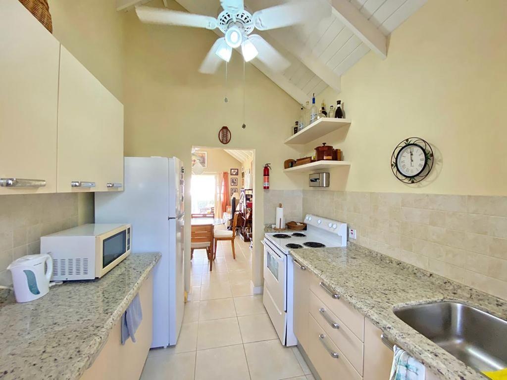 The Gem is Located a few Minutes Walk to the Gorgeous Bottom Bay Beach — фото 1