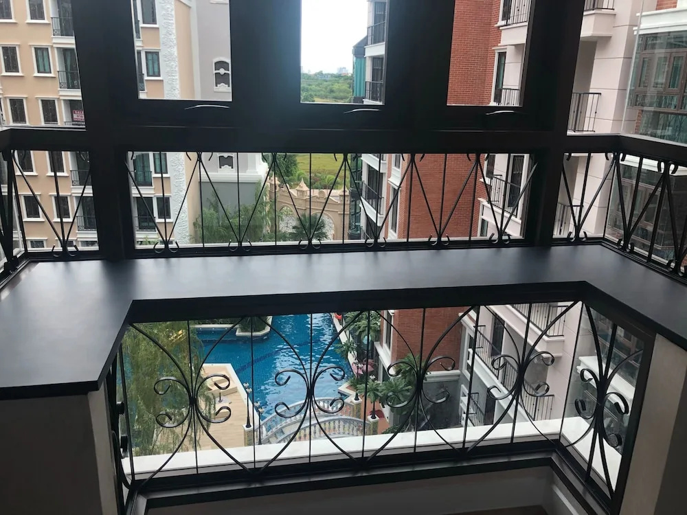 Deluxe Double room with pool view (full double bed)