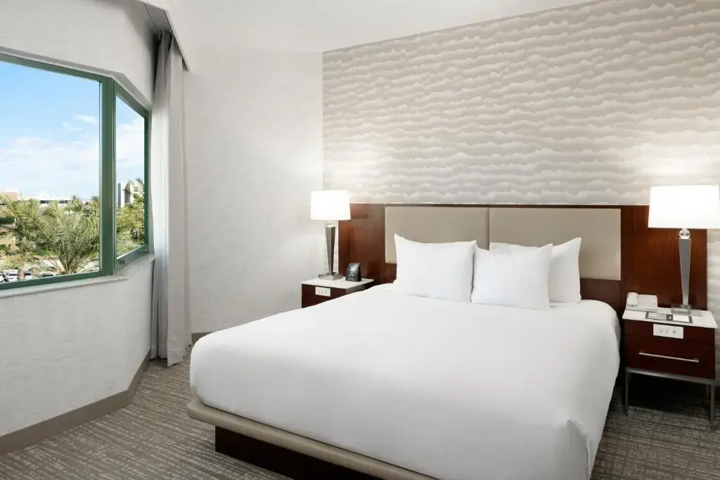 DoubleTree Suites by Hilton Phoenix - Tap to explore photos
