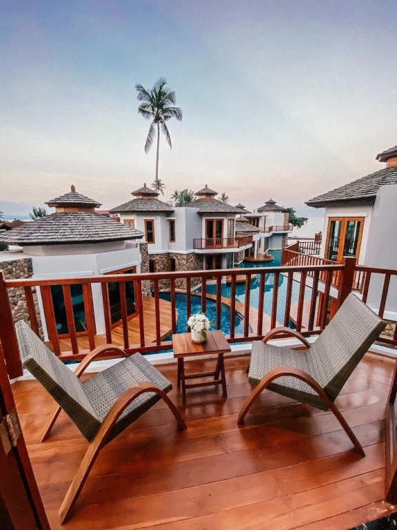 Standard room with balcony and with pool view