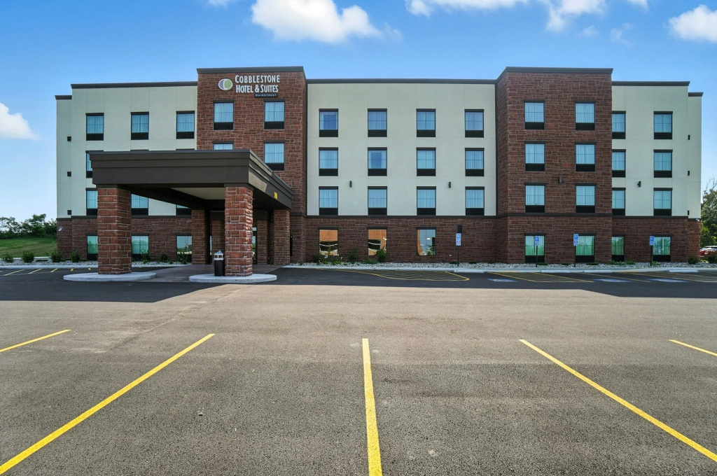 Cobblestone Hotel & Suites-Bellefontaine