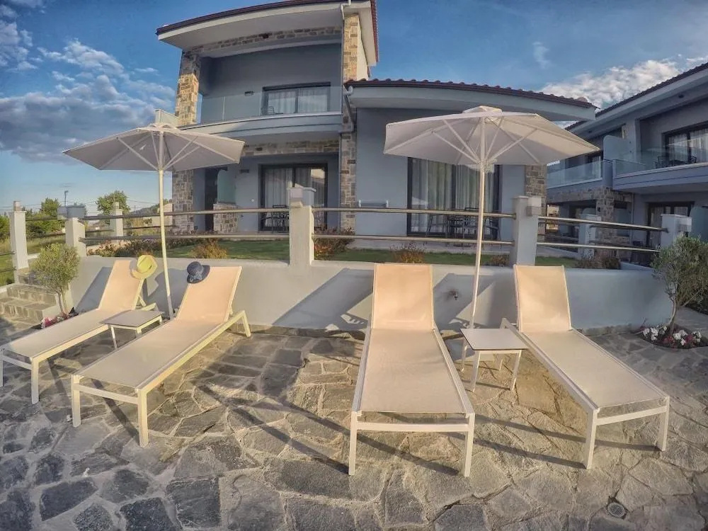 Theros Villas & Suites