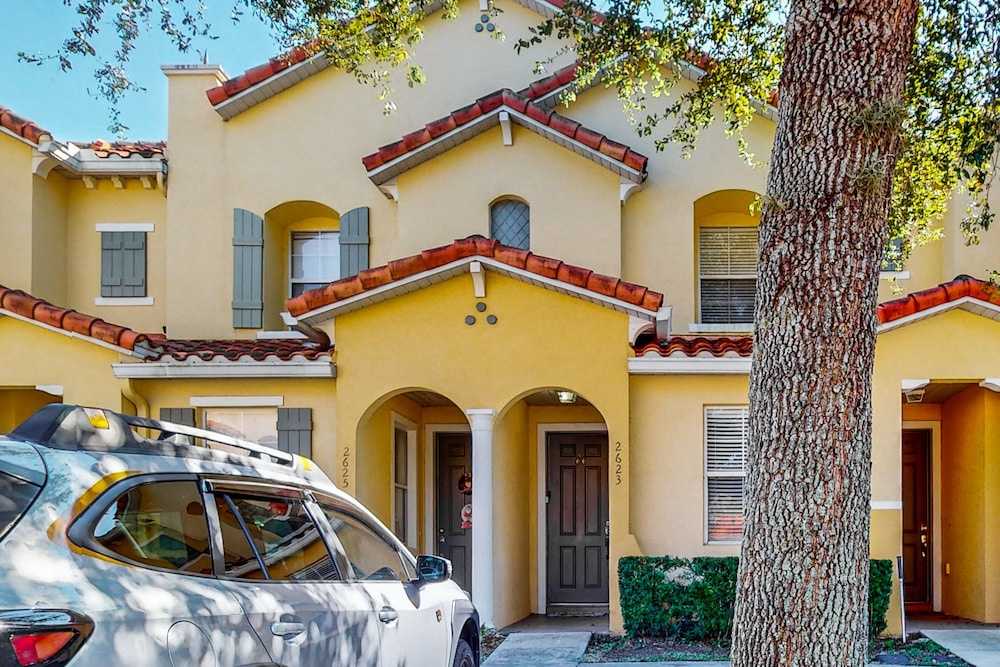 2-story Snowbird-friendly Townhouse Near Disney With Patio, Streaming, W/d, AC
