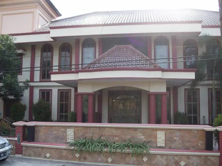 Azifa inn Solo