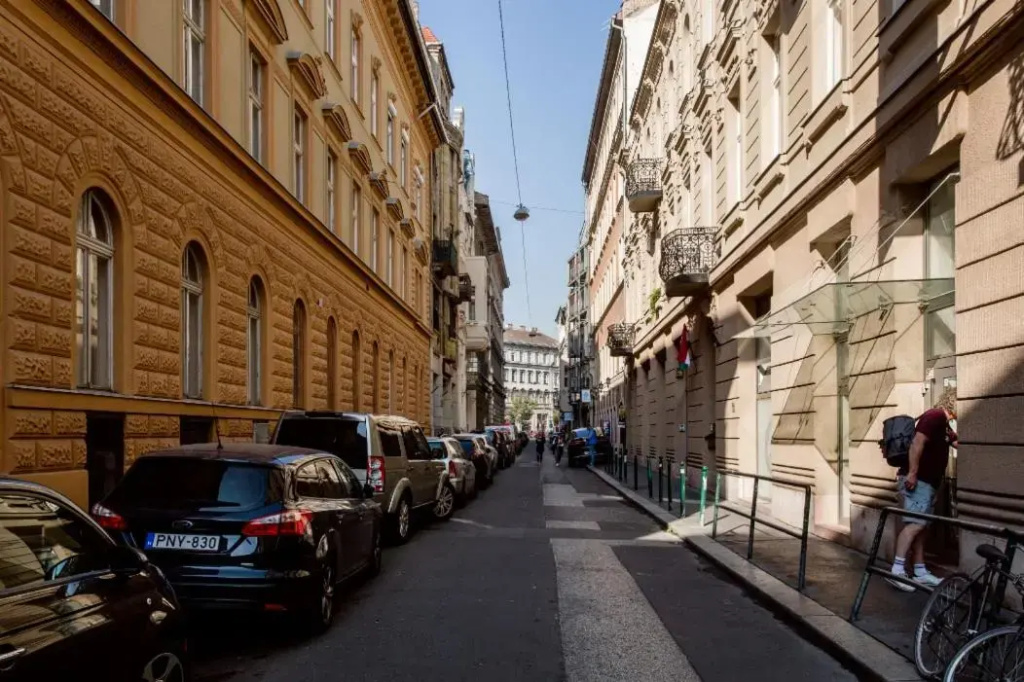 Opera Apartment with Garage, 2BR & 2BTH, AC