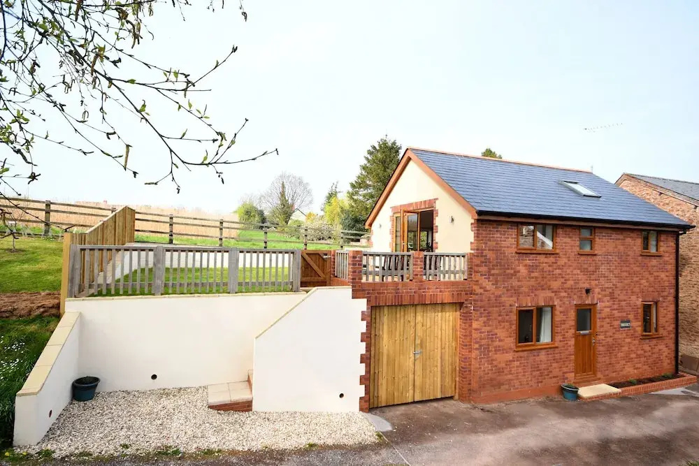 Bright, tranquil cottage