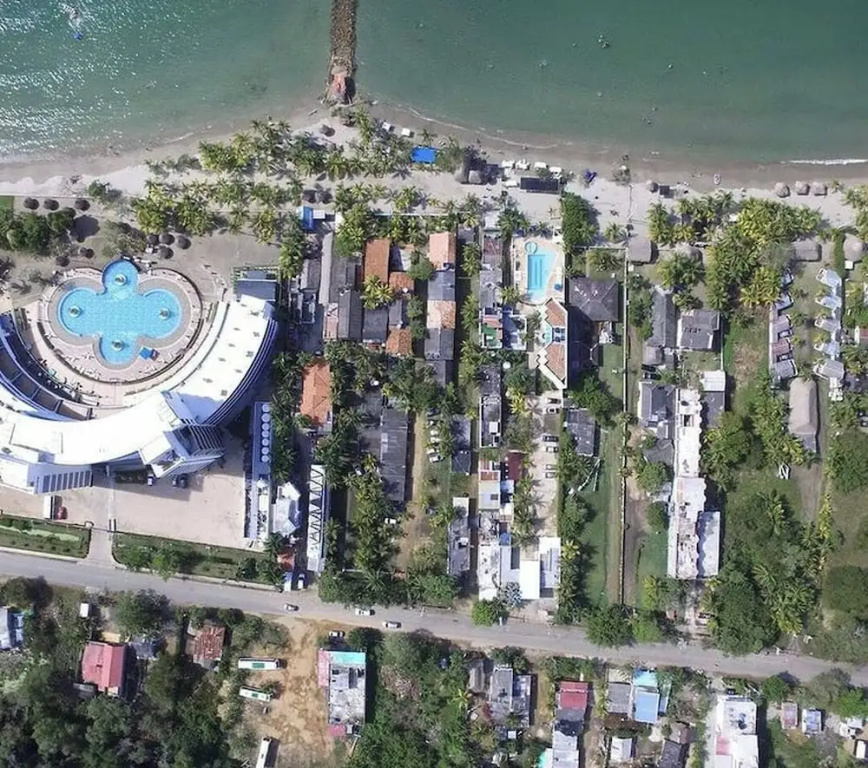 Spacious Coveñas Cabin 4 Bedrooms, Close to Beach, Pet-friendly