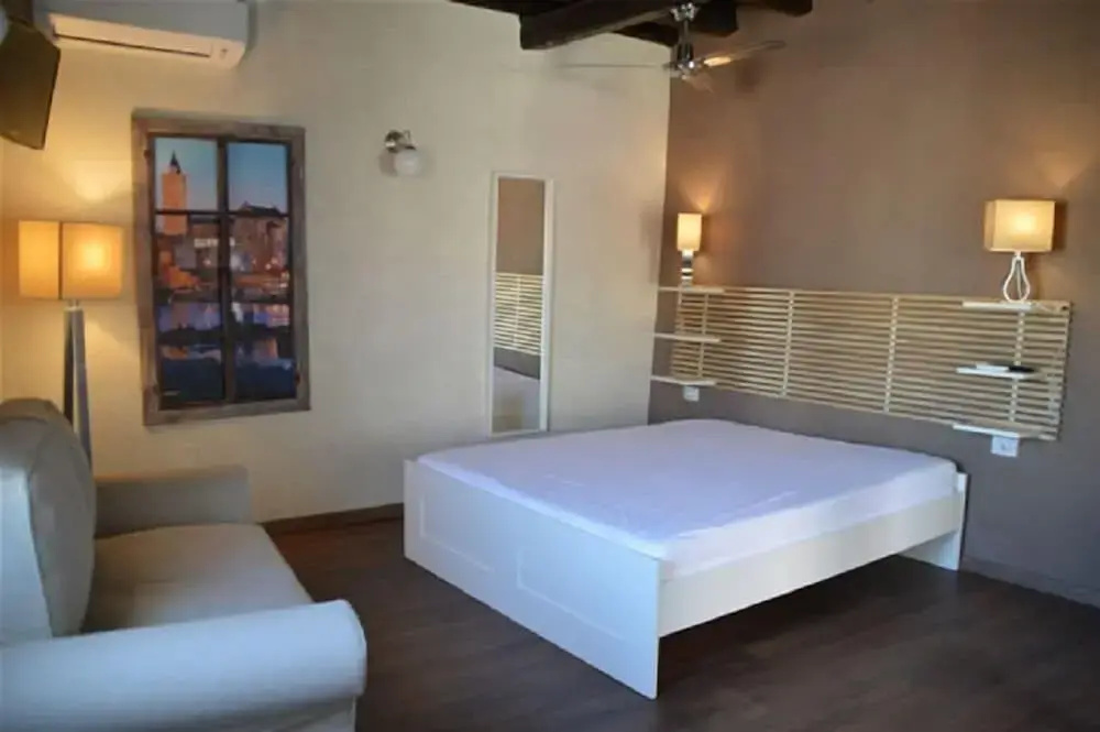 Deluxe Double room (full double bed)