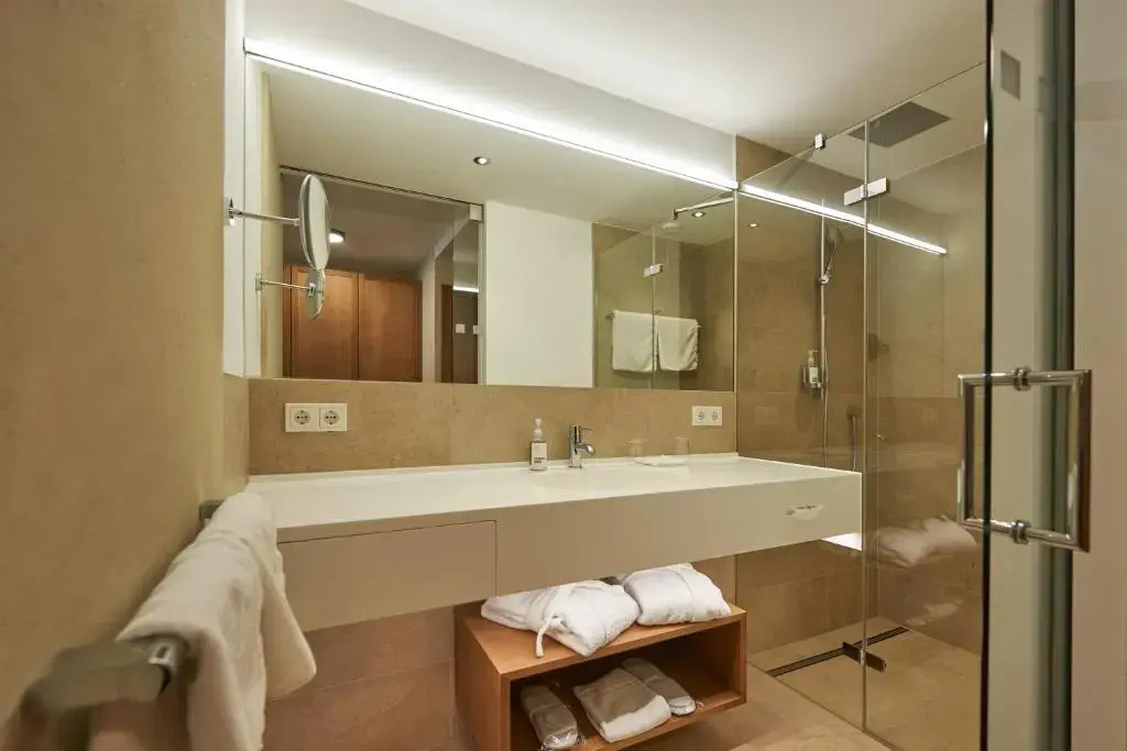 Deluxe Double room (full double bed)