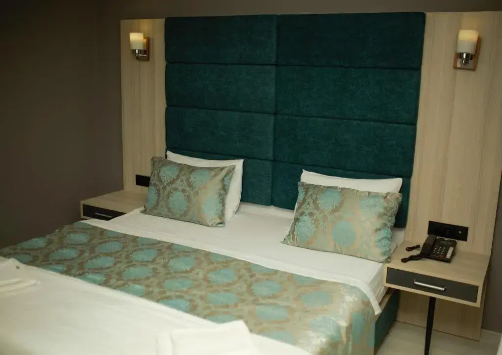 Deluxe Double room with partial sea view (full double bed)
