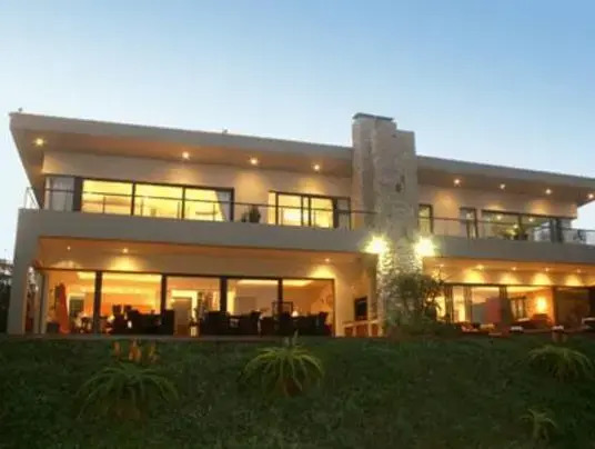 尊爵雙人房，可眺水景，配有雙人床