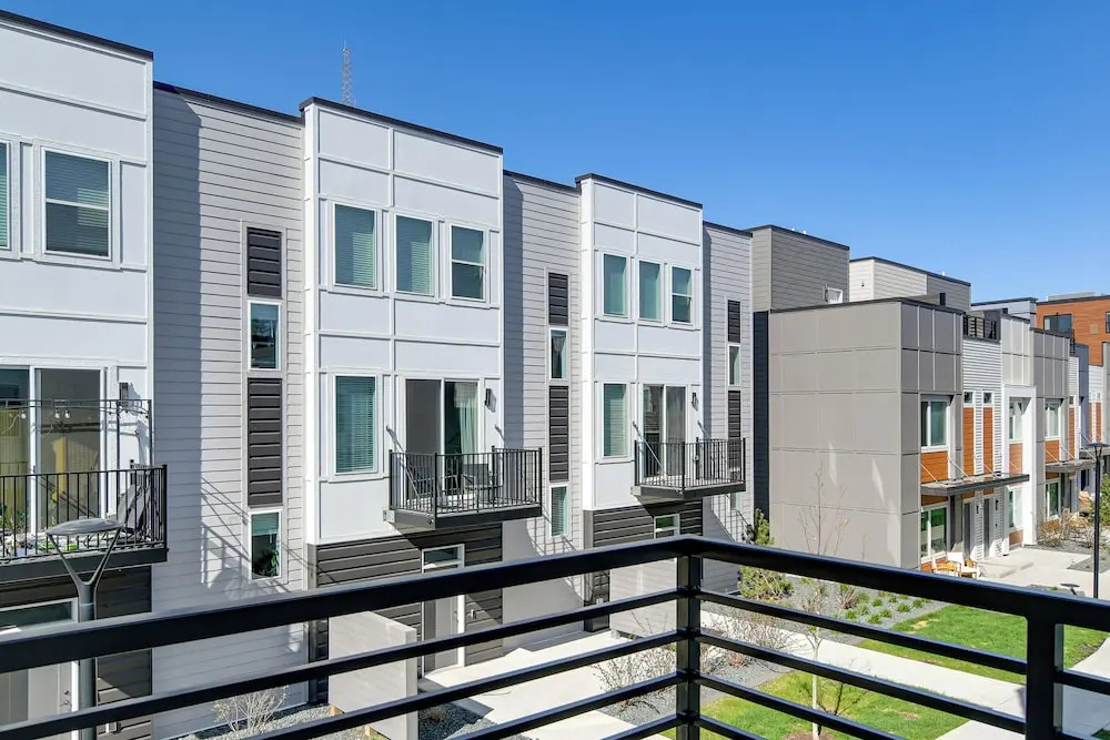 Rooftop Oasis: Downtown Des Moines Townhome
