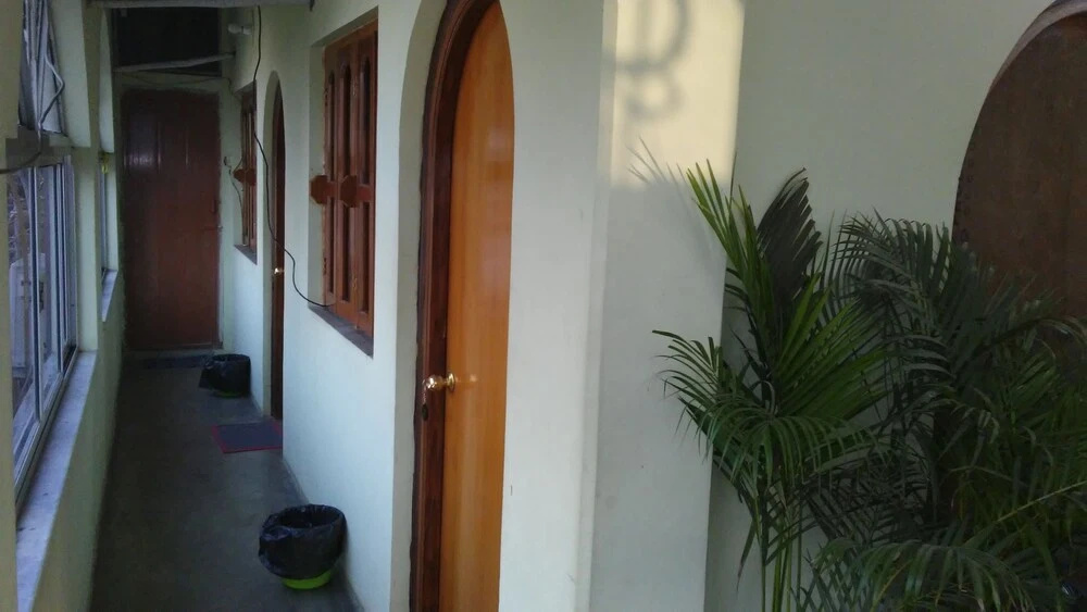 Royal Guest House & Service Apartment