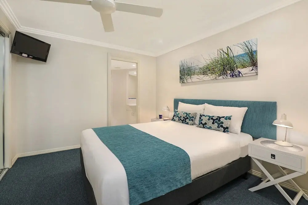 2 Bedrooms Superior Basement Apartment with partial sea view