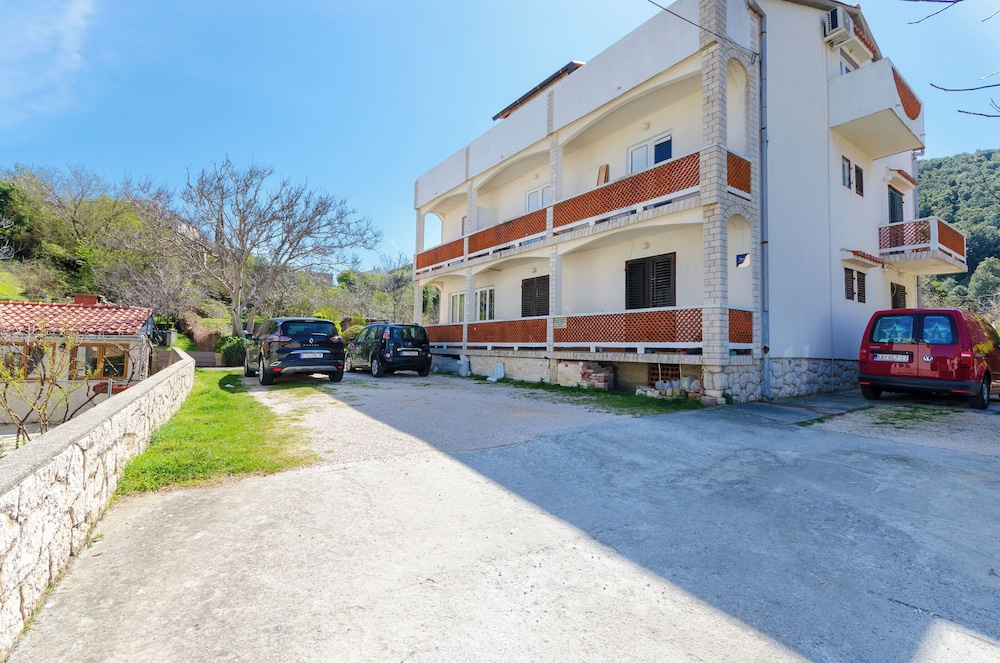 Apartments Luka