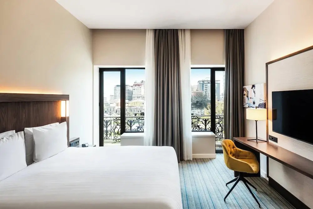 Двухместный номер Superior с видом на сад двуспальная кровать в Отель Courtyard by Marriott Baku