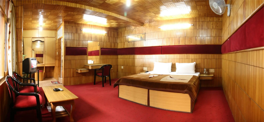Deluxe Double room (full double bed)
