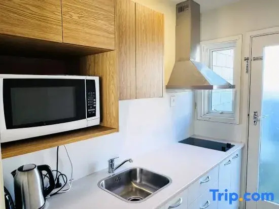 Merivale Court Large Studio-Unit 2