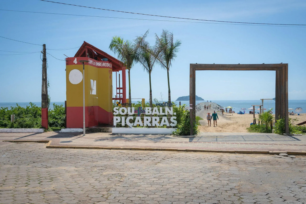 Apartamentos em Bal Piçarras 150 M DA PRAIA com SACADA, WI-FI, PISCINA, PORTARIA 24h, PLAYGROUND e vaga de GARAGEM