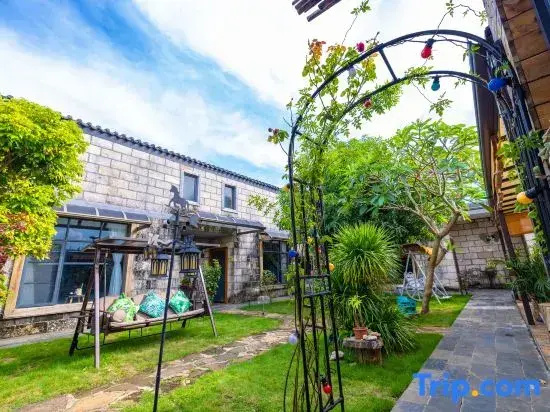 The Secret Garden of Weizhou Island Rabbit B&B (Shell Beach Colorful Beach Branch)