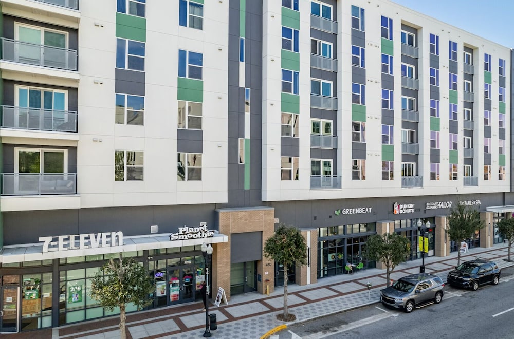 Virelli Apartments Upscale King Suite in the Heart of Orlando w Pool
