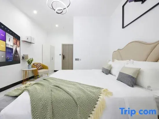 Standard Double room with city view (full double bed)