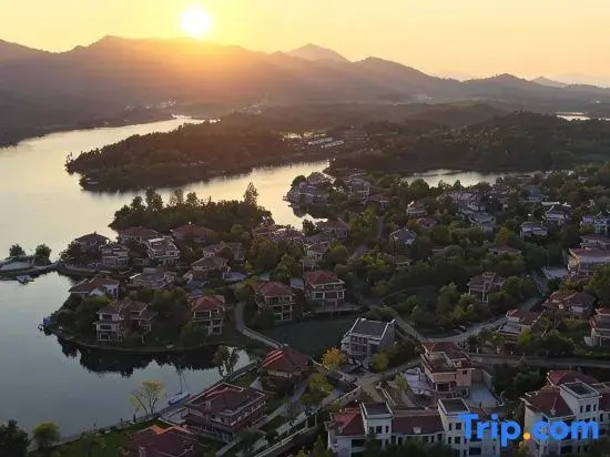 Mulan Lake View Villa: See Mountains & Gaze at Sea