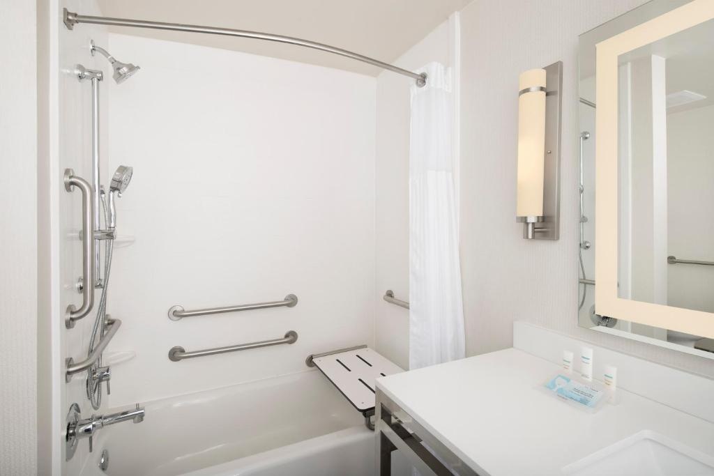 HILTON GARDEN INN SAN ANTONIO DOWNT - Tap to explore photos