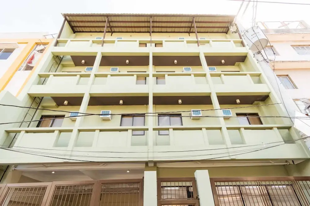 RedDoorz Plus near Osmena Highway 2 - Quarantine Hotel