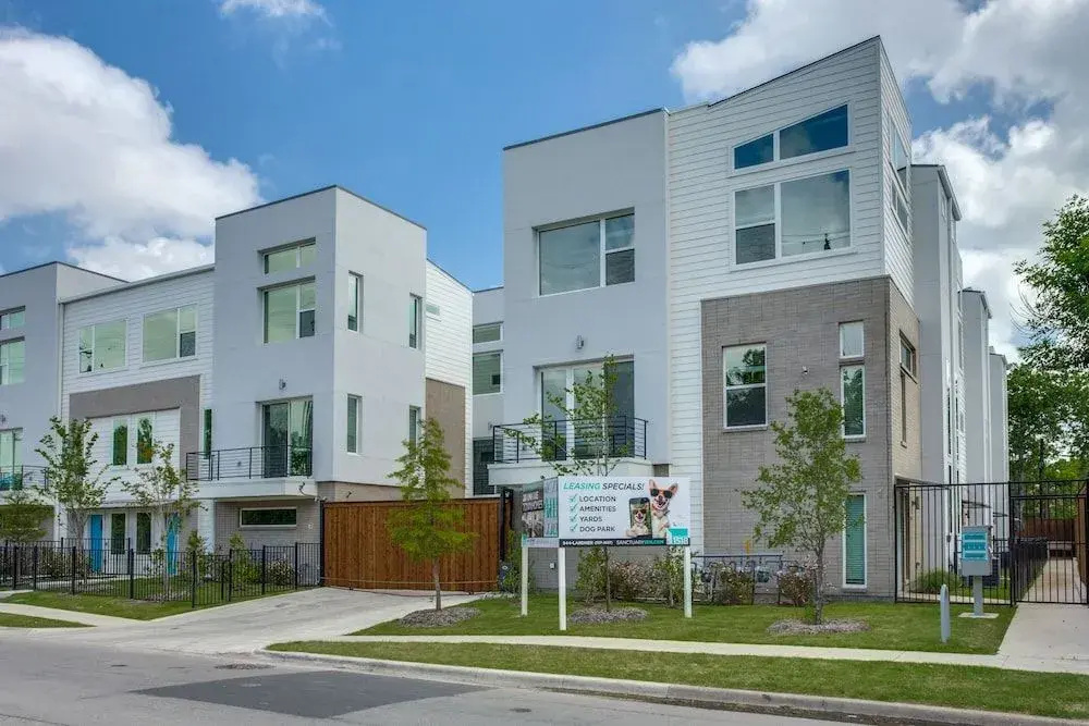 Modern Dallas TownHome 2 BR fully furnis