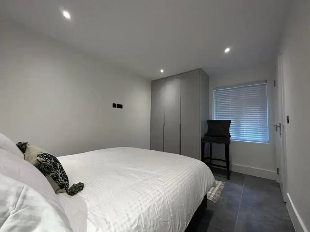 House - Sleeps 4 & Free Parking — фото