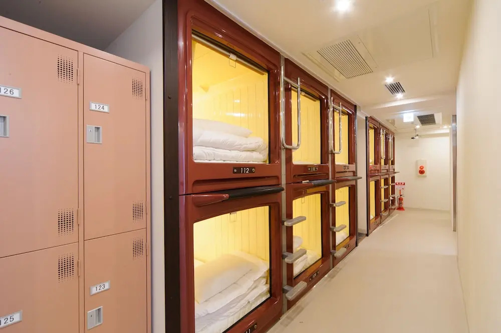 Кровать в общем номере (мужской номер) в Oak Hostel Cabin