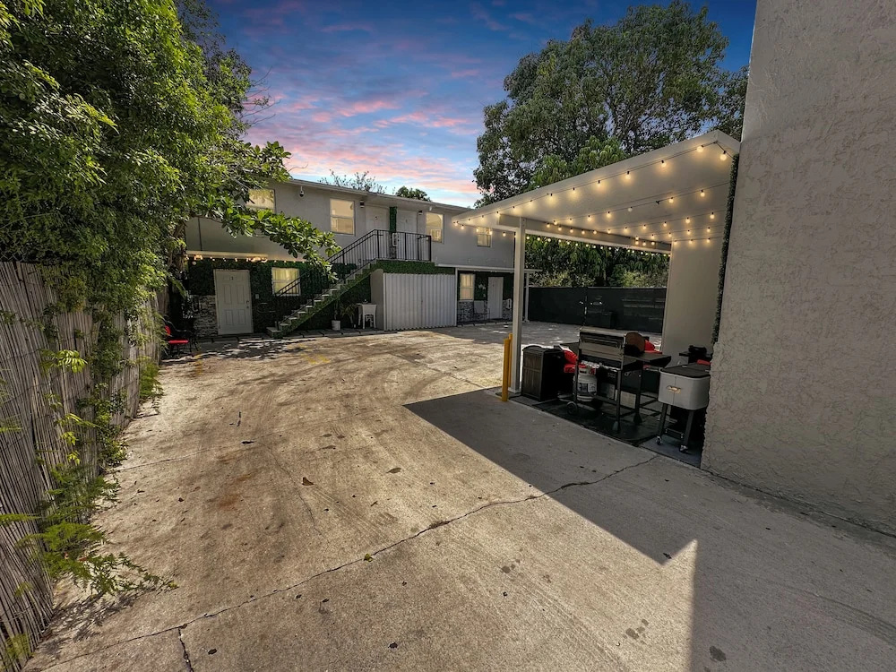 Jungle Getaway Wynwood Massage shower BBQ Patio