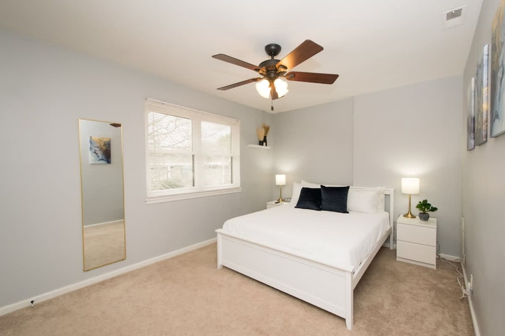 Walkable 2BR Condo Near Greenway Mission