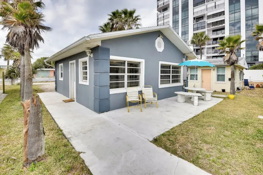 Cozy Ormond Beach Bungalow: Steps to the Sand