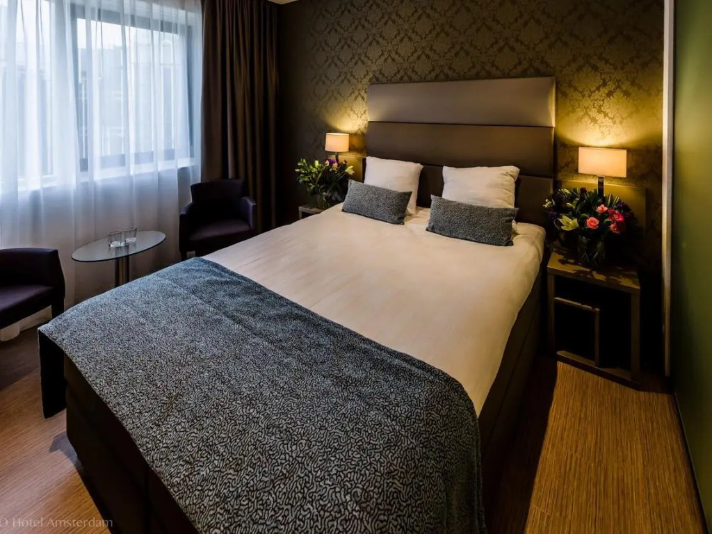 Double room (full double bed)