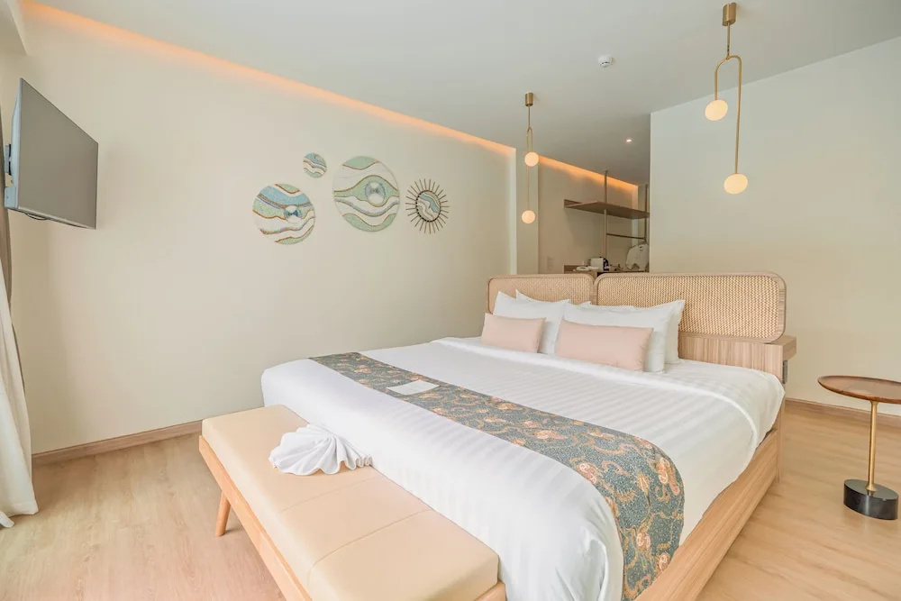 Deluxe room with pool view