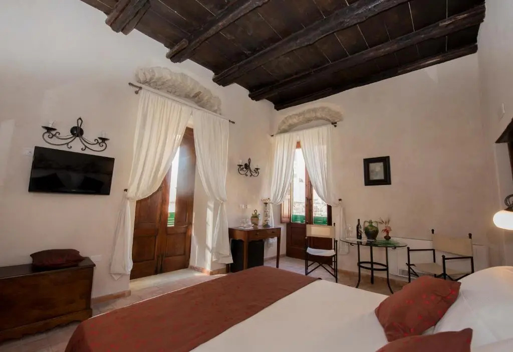 Deluxe Double room with balcony (full double bed)