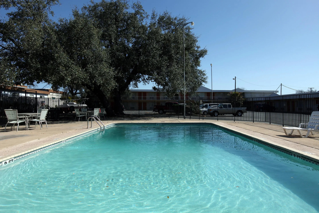 Americas Best Value Inn Uvalde - фото 12