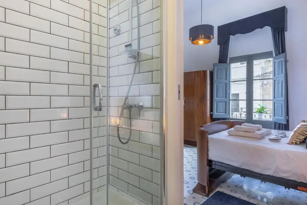 Deluxe Double room with balcony full double bed