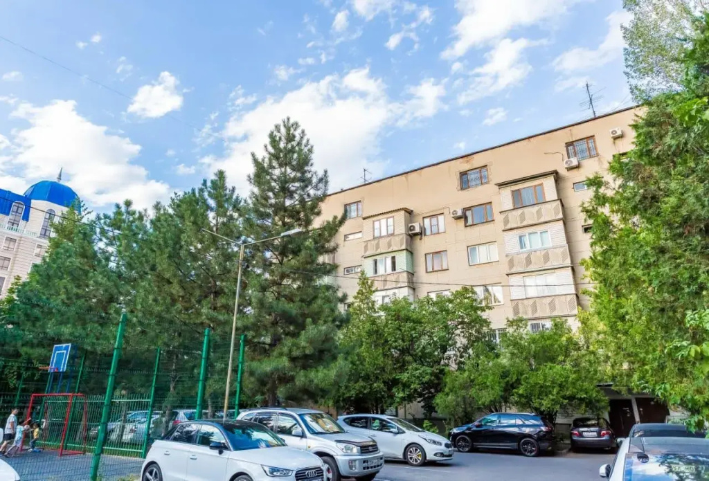 Apartments on Kazhymukan street 28