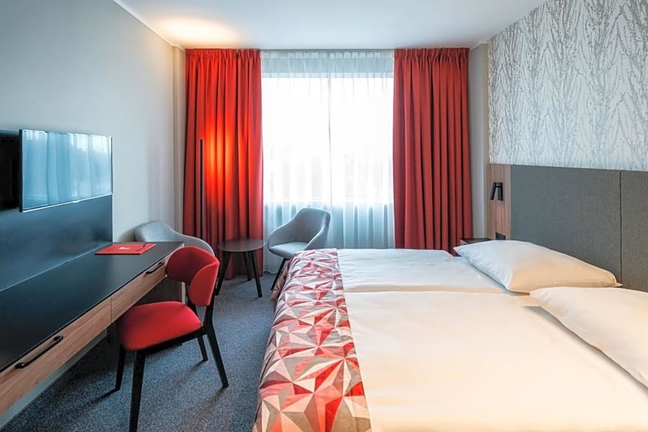 Standard Double room with street view (full double bed) (bed type is subject to availability)