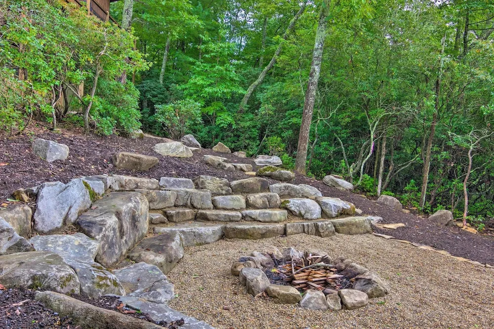Couples Treehouse Retreat w/ Hot Tub & Views